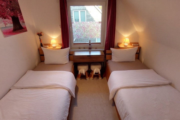 2-Bett Zimmer mit TV im OG
