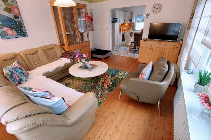 Blick vom Wohnzimmer in Wohnküche