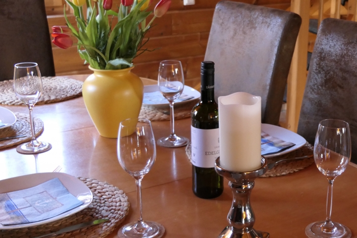 Der Wohnzimmertisch bietet Platz für bis zu 8 Personen.
