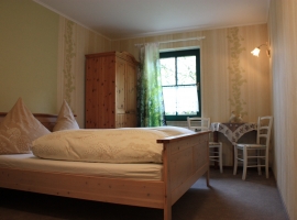 1. Schlafzimmer mit DU und WC