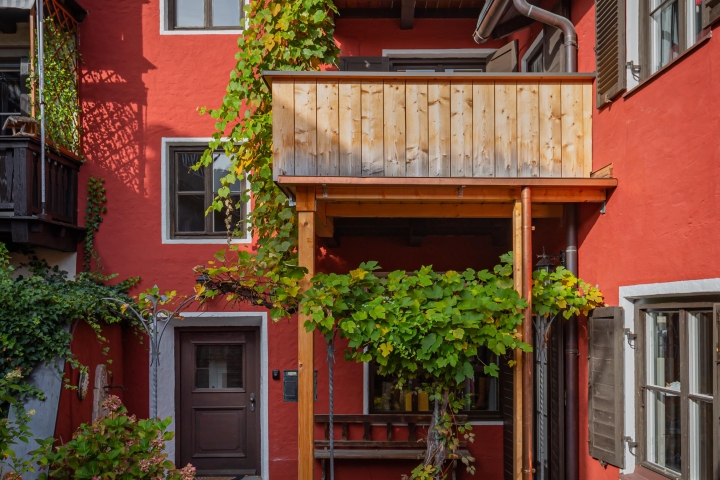 Außenansicht Balkon mit Eingangstür