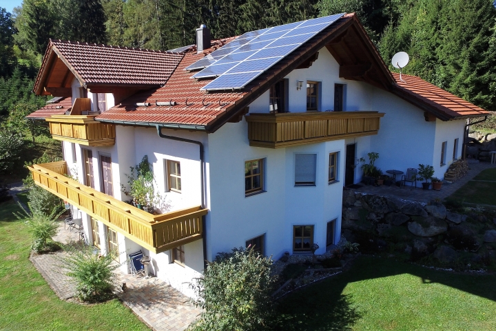 Ostbalkon mit seperaten Zugang zum Wohn - und Schlafbereich, Tisch und Stühle für das Frühstück in der Morgensonne und Beleuchtung sind vorhanden