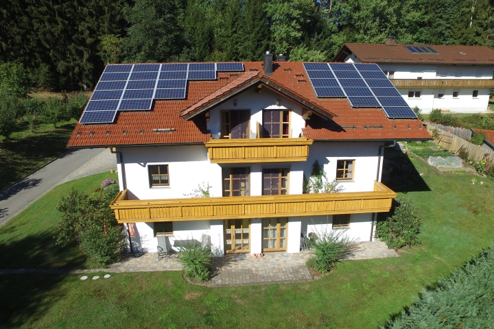 Südbalkone, Wohnung 1 Südbalkon oben rechts mit Zugang zum Wohnbereich, Balkon mit Klapptisch und 2 Stühlen zum Frühstücken.