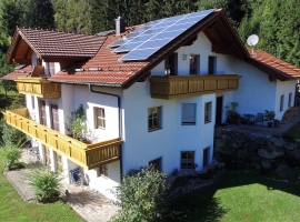 Ostbalkon  mit seperaten Zugang zum Wohn - und Schlafbereich, Tisch und Stühle für das Frühstück in der Morgensonne und Beleuchtung sind vorhanden