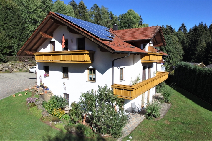 Großer Westbalkon, ca. 7 Meter mit seperaten Zugang zum Wohn - und Schlafbereich, Balkone mit aufklappbaren Tisch, Sonnenschirm und Beleuchtung
