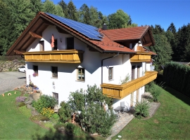 Großer Westbalkon,  ca. 7 Meter mit seperaten Zugang zum Wohn - und Schlafbereich, Balkone mit aufklappbaren Tisch,  Sonnenschirm und Beleuchtung