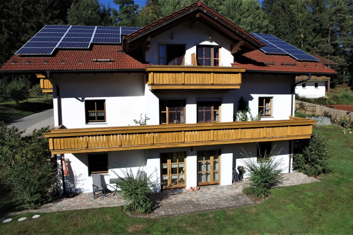 Große Südterrasse mit seperaten Eingang, Tisch, Stühle, Sonnenschirm, Liegen und Grill auf der Terrasse sind vorhanden.