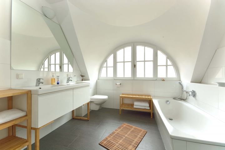 Bad im Obergeschoss mit Rundbogenfenster
