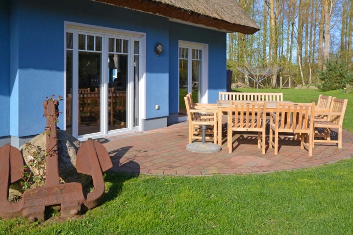 Südterrasse mit Teakmöbeln.