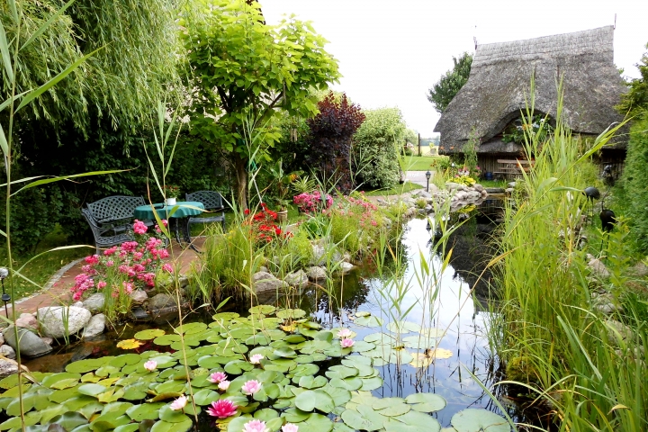 Gartenteich mit Romantikhütte