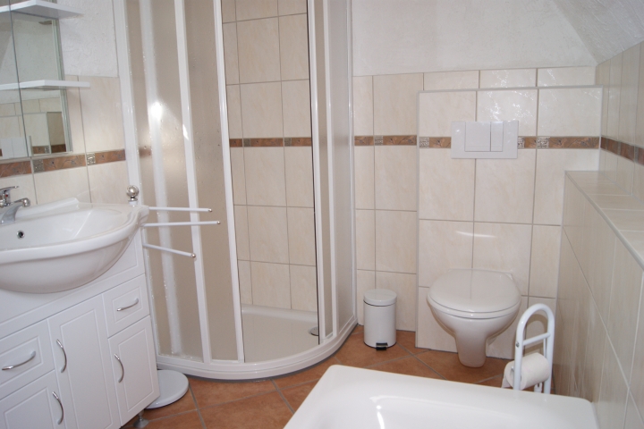 Bad mit Dusche und Badewanne