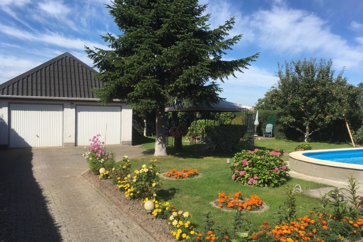 Zufahrt und angelegter Garten