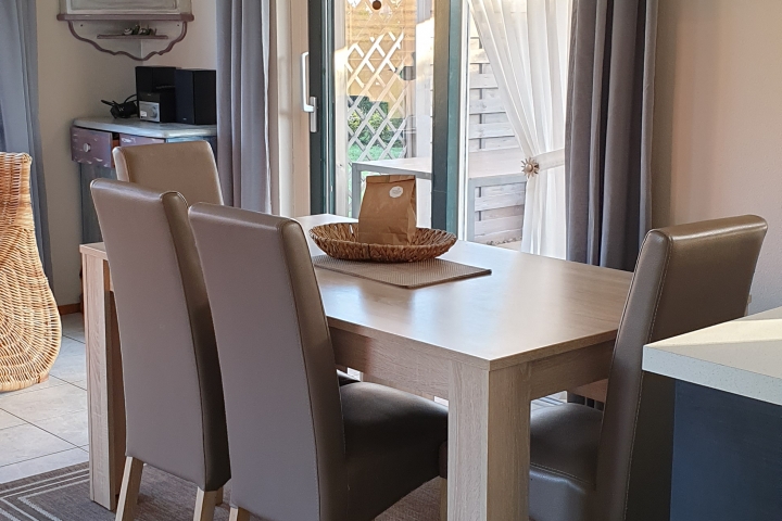 Essbereich und Ausgang zur Terrasse und Garten