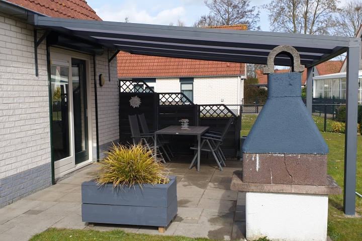 Terrasse mit Grill und Ansicht auf Garten