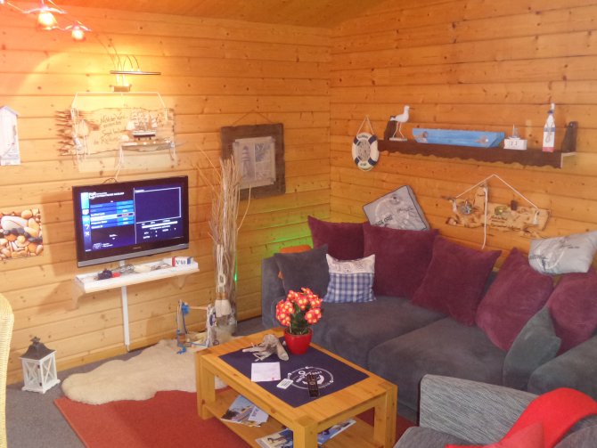 Wohnbereich mit Couch und Sessel.