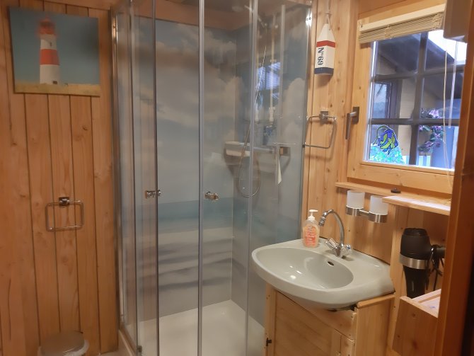 Bad mit Dusche und WC,Fön.