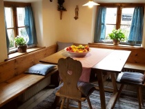Wohnstube mit antikem Bauerntisch