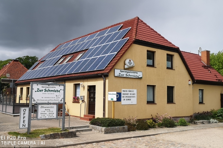 Außenansicht aus Richtung Parkplatz, Ostseite