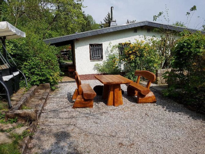 Poolhaus Buchengrund | kleine Sitzecke mit Grillmöglichkeit, Kugelgrill vorhanden