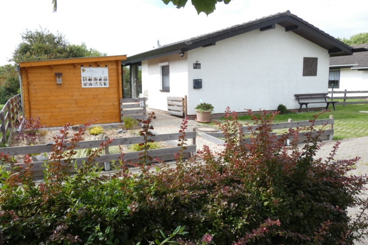 Großes Gartenhaus und Stellplatz am Haus