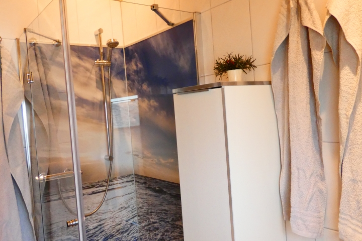 Renovierte Dusche mit Glastrennwand