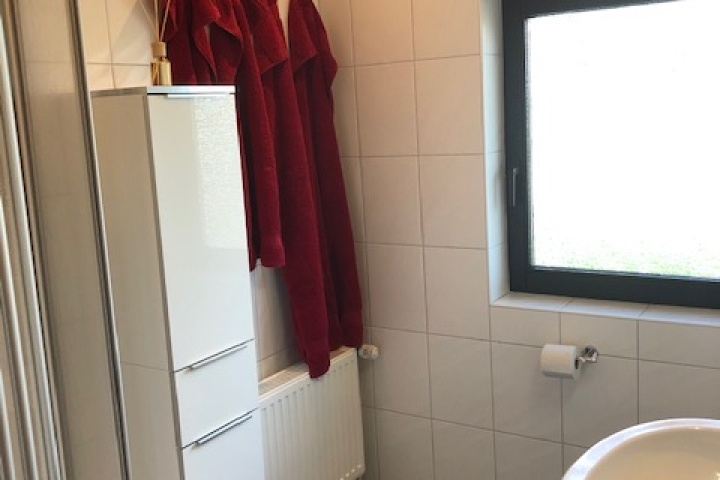 Stauraum für die Gäste im Duschbad