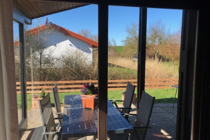 Blick vom Wohnraum auf den Deich