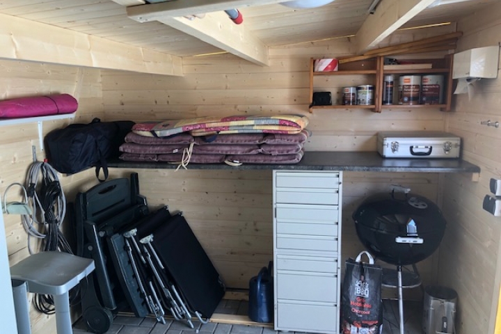 Polsterauflagen, Kugelgrill und 2 Gartenliegen, sowie Reisebett und Kinderstuhl