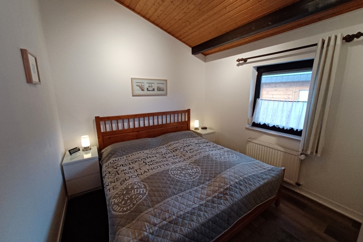 Elternschlafzimmer mit Doppelbett 180x200