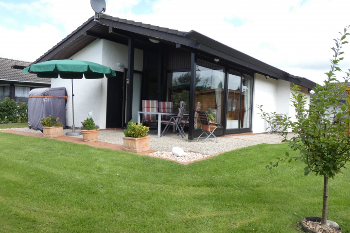 Ferienhaus Schulze L19 | Gepflegter Garten mit grosser Terrasse und Strandkorb
