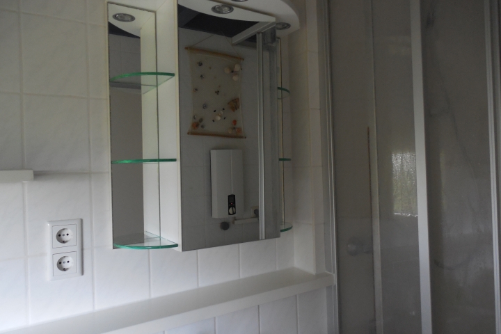 Bad mit Dusche, unten