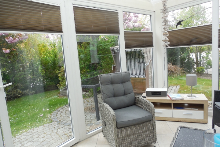 Ferienhaus Rengstorf Meeresleuchten | Wintergarten mit Blick in den Garten