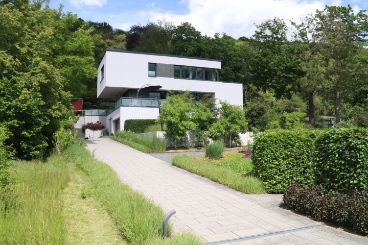 Ferienwohnung Giraffenblick Dresden-Pillnitz | Unser Haus am Elbhang im Bauhausstil