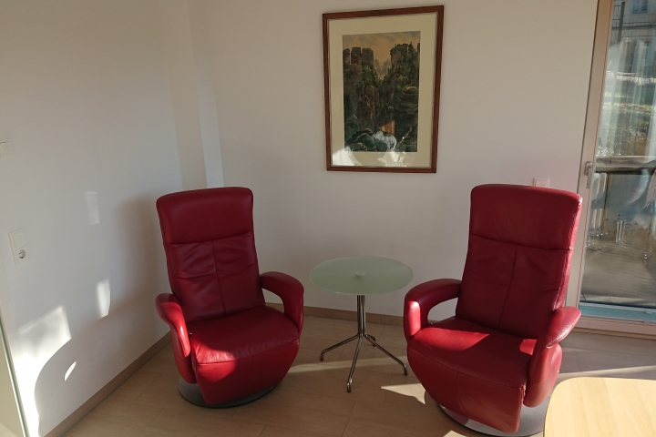 Neue Sitzecke mit hochwertigen Relaxsesseln und Tischchen