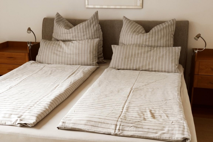 Schlafzimmer mit Boxspringbetten, Kinderreisebett bei Bedarf zustellbar