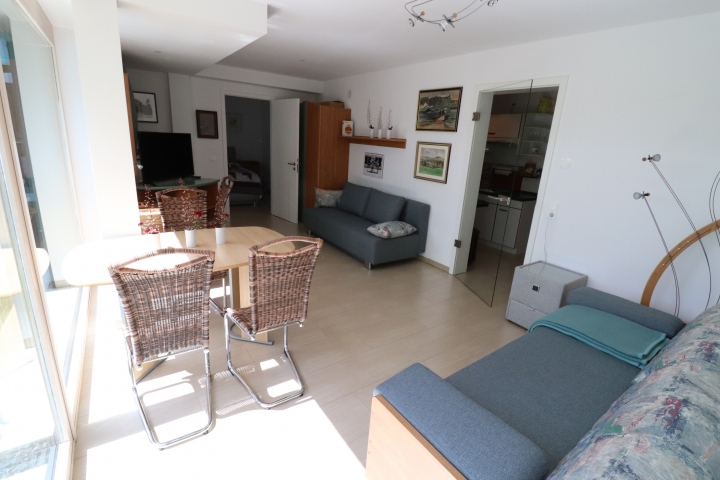 Wohnzimmer, Schlafcouch im Vordergrund wurde durch Sitzecke mit 2 Relaxsesseln und Tisch ersetzt