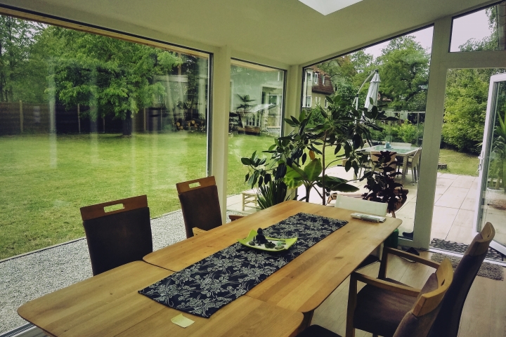 Wintergarten mit den Blick in den Garten.