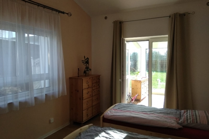 Großes Schlafzimmer mit Blick in den Wintergarten.
