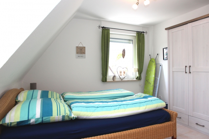 Schlafraum 1 mit Kinderreisebett