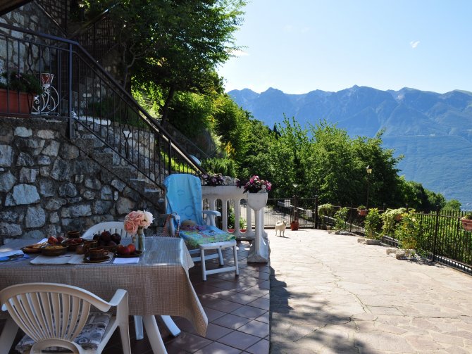 Gemütlich relaxen mit Blick auf den Monte Baldo