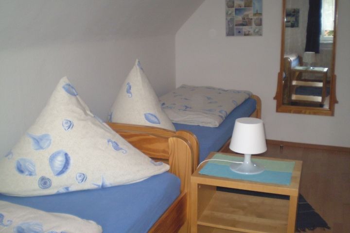 Schlafzimmer mit zwei Einzelbetten