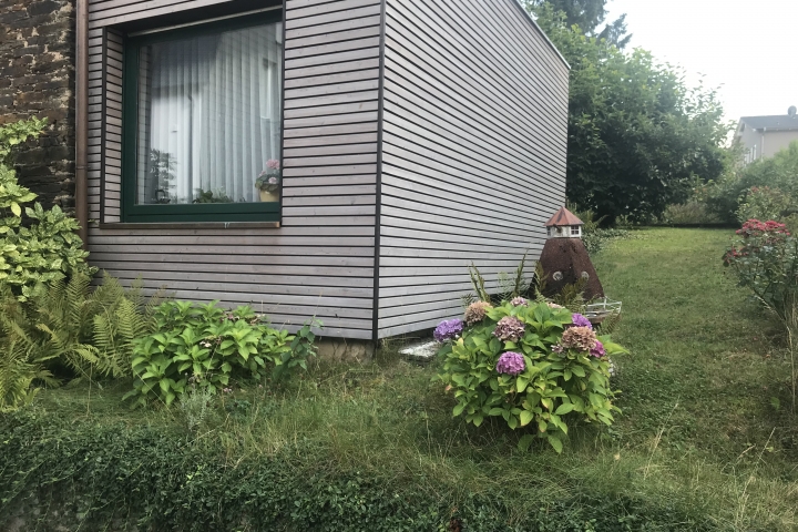 Gartenanteil der FeWo von Straßenansicht aus