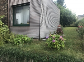 Gartenanteil der FeWo von Straßenansicht aus