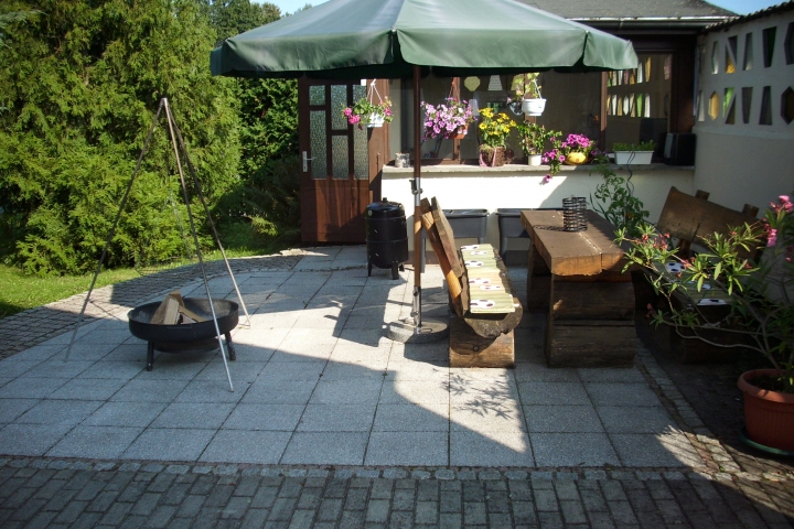 Gemütliche Terrasse mit Gartenlaube mit Kamin