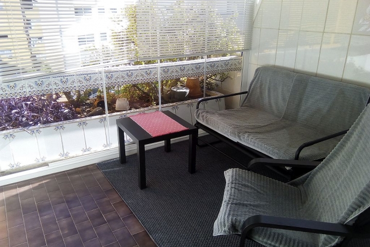 Balkon/Terrasse mit verschiebbarer Verglasung und Sonnenschutz