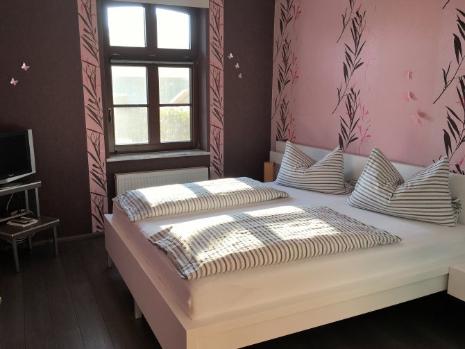 Ferienwohnungen im Ferienhaus Kranichnest | Schlafzimmer 1 mit Doppelbett 1,80x2,00m mit TV