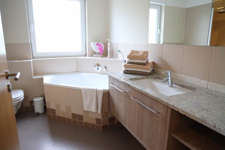 Badewanne und Waschtisch.