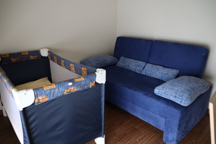 Der kleine Raum im Erdgeschoß mit Schlafcouch und evtl. Kinderreisebett.
