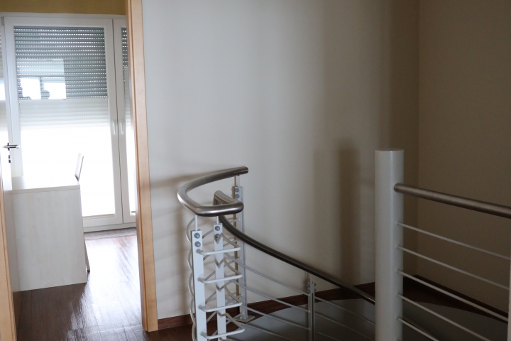 Die Wendeltreppe verbindet den Erdgeschossbereich mit dem Souterrainbereich
