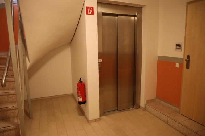 Aufzug im Kellergeschoss.